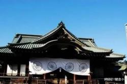 日本靖国神社石柱被红漆涂写英文厕所一词