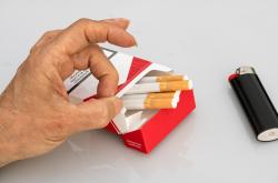 飞机上吸电子烟被拘，警示与反思
