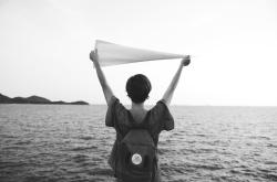 阿德里亚娜，穿越海洋的独立女性之声——探索她的音乐与人生旅程
