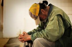 83岁老人低保被取消，如何维护老年人社会保障权益