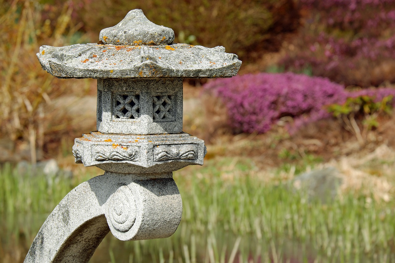 将眼镜蛇头塞入口中，一种古老神秘的文化传统与象征意义