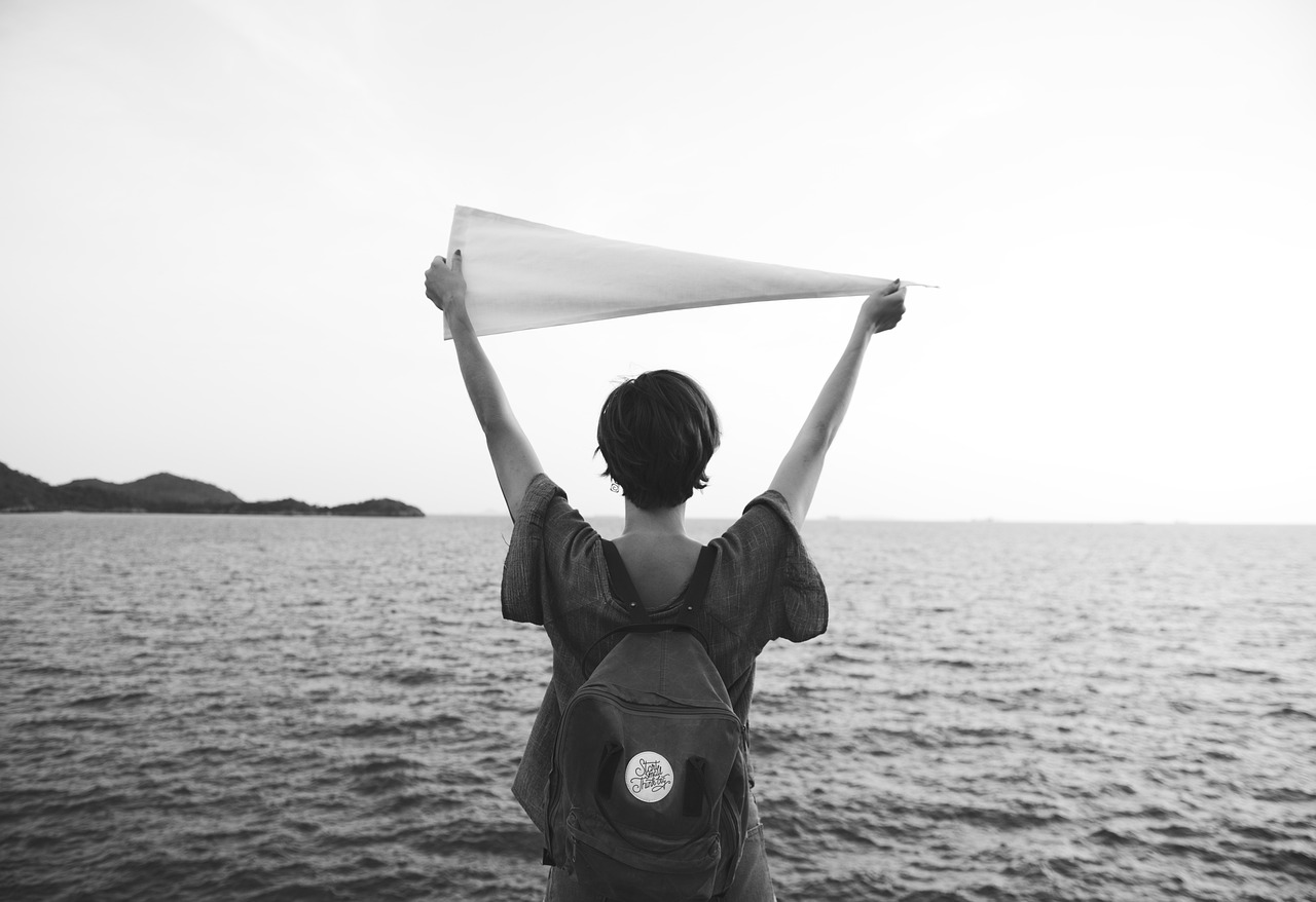 阿德里亚娜，穿越海洋的独立女性之声——探索她的音乐与人生旅程