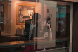 小区奇闻，一男子竟同时拥有五位媳妇的荒诞故事