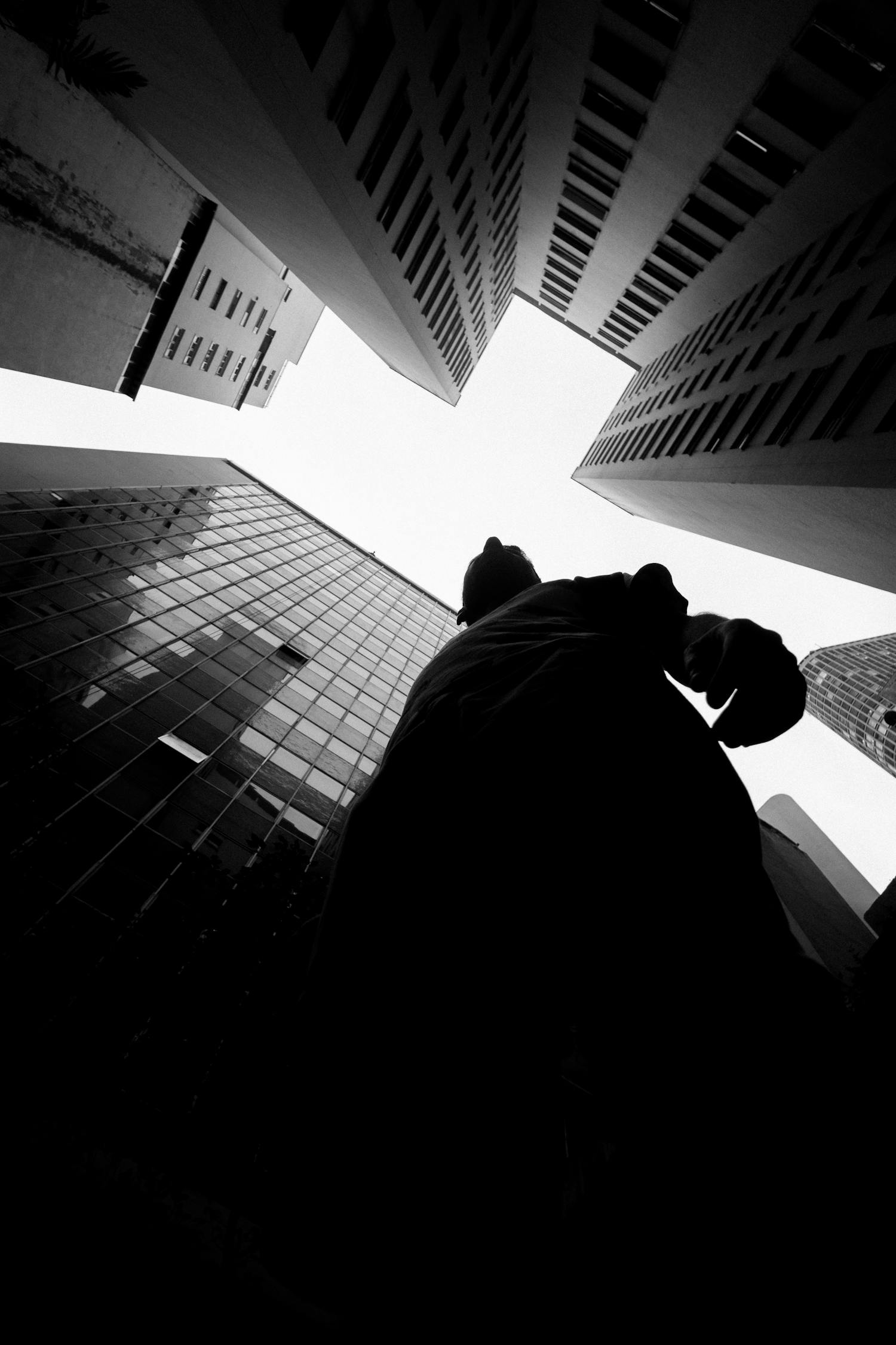 留学生被控性侵10人，法律与道德的双重视角