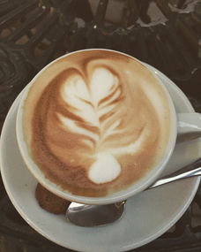 与家人共享美食，用言语传递幸福心情